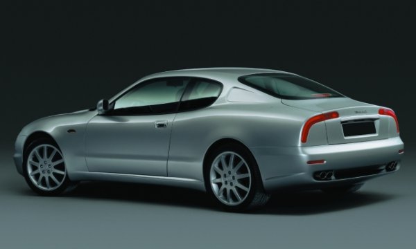 Проектиран от Italdesign, Maserati 3200 GT е първият автомобил с LED фарове през 1998 г., макар и само отзад. Те издържат само четири години и идва време за рестайлинг, тъй като изрязването във формата на бумеранг и светлинните точки са несъвместими със законодателството на САЩ. Няколко години по-късно те са предложени отново в предната част на Lancia Thesis , Audi A6 и второ поколение Toyota Prius . Първоначално Maserati 3200 GT се задвиж от 3,2-литров V8 двигател с две турбини и мощност 368 к.с. 